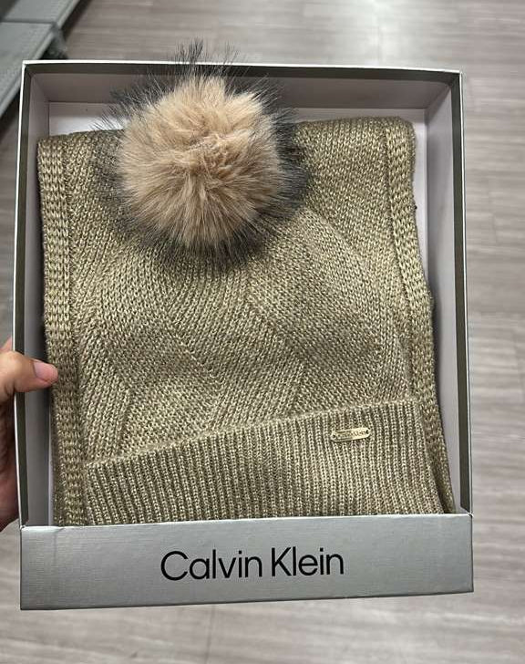 Accesorios / Conjunto de bufanda y gorro / CK /  B111125-46100