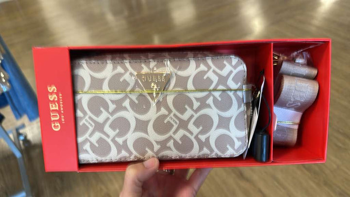 Bolso cruzado / GUESS /  Viene en su cajita / MRS112125-1430