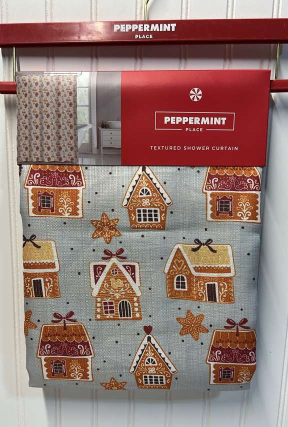 Hogar / Decoración / Navidad / Cortina de ducha de tela / Casas de jengibre / Peppermint Place / R112425-5297-0