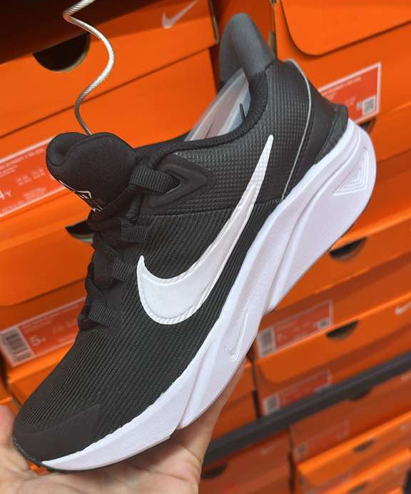 Tennis Nike Star Runner 4 / Juvenil Negros suela blanca /Talla 6,5