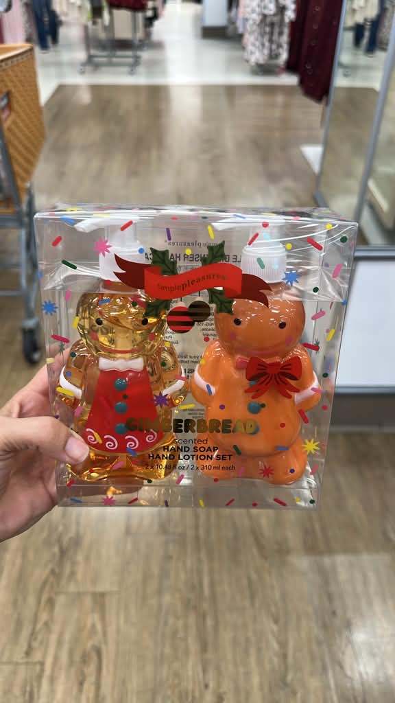 Hogar / Navidad / Set de regalo navideño de jabón de manos y loción /  hombre de jengibre / Simple Pleasures / MRS112626-4869