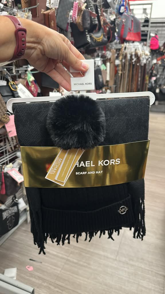Accesorio / Set de gorro y bufanda  / Negro  / MK / B111226-93432